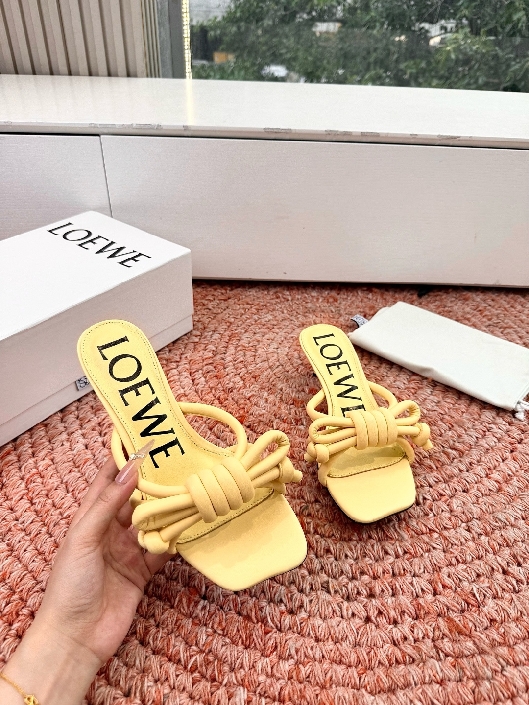 🌾G042顶级品质LOEWE 罗意威蝴蝶结复古感的拖鞋来啦！✔️饰以Anagram Pebble标志性元