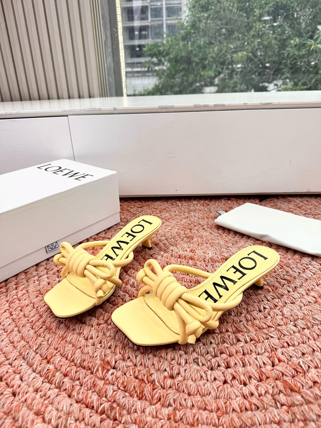 🌾G042顶级品质LOEWE 罗意威蝴蝶结复古感的拖鞋来啦！✔️饰以Anagram Pebble标志性元