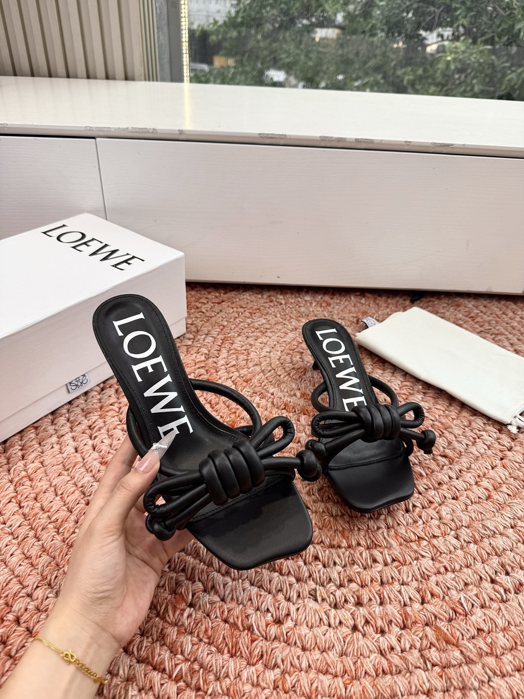 🌾G042顶级品质LOEWE 罗意威蝴蝶结复古感的拖鞋来啦！✔️饰以Anagram Pebble标志性元