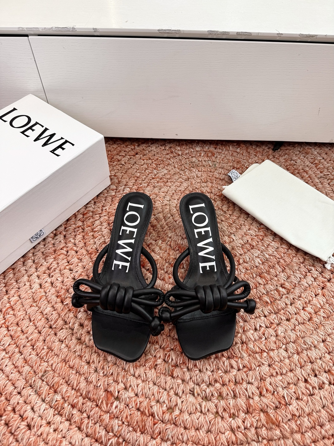 🌾G042顶级品质LOEWE 罗意威蝴蝶结复古感的拖鞋来啦！✔️饰以Anagram Pebble标志性元