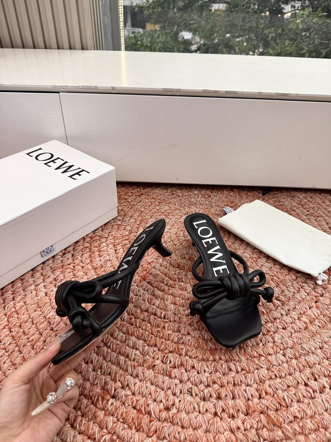 🌾G042顶级品质LOEWE 罗意威蝴蝶结复古感的拖鞋来啦！✔️饰以Anagram Pebble标志性元