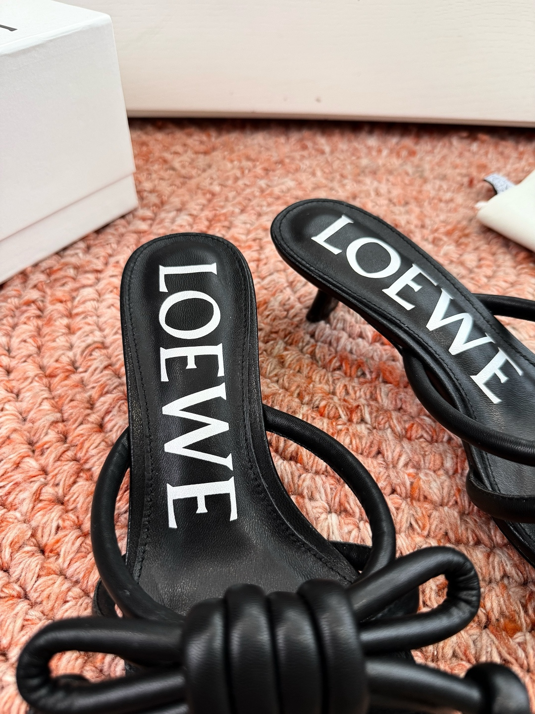 🌾G042顶级品质LOEWE 罗意威蝴蝶结复古感的拖鞋来啦！✔️饰以Anagram Pebble标志性元