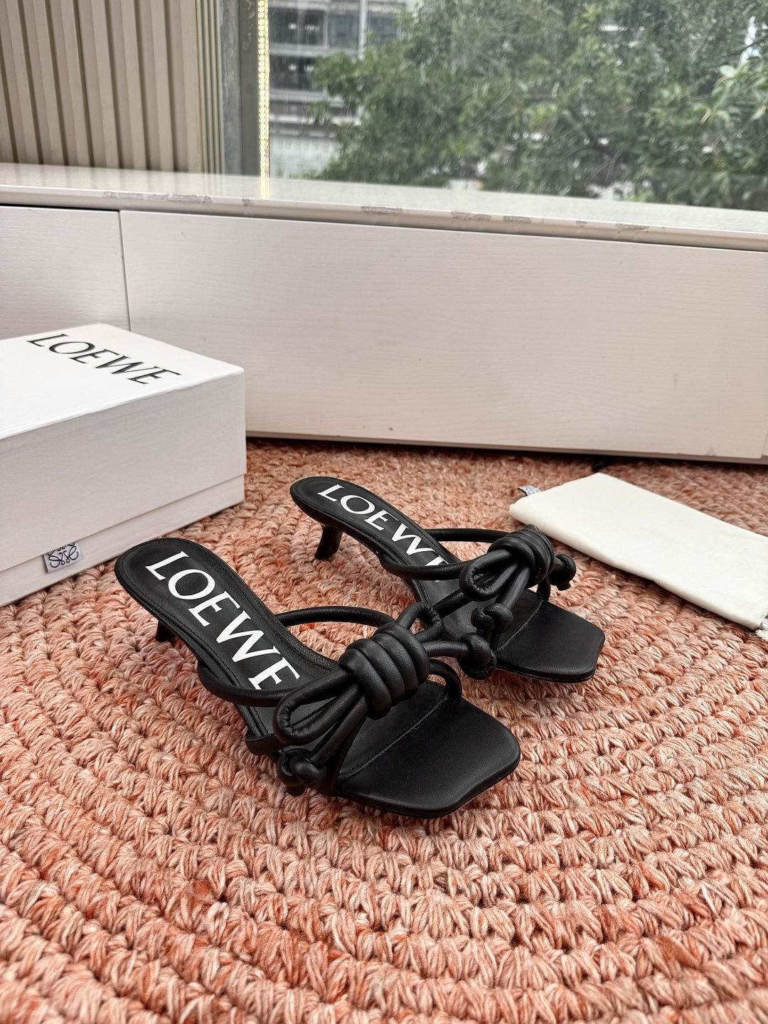 🌾G042顶级品质LOEWE 罗意威蝴蝶结复古感的拖鞋来啦！✔️饰以Anagram Pebble标志性元