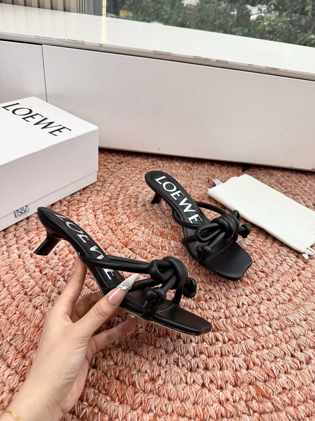 🌾G042顶级品质LOEWE 罗意威蝴蝶结复古感的拖鞋来啦！✔️饰以Anagram Pebble标志性元