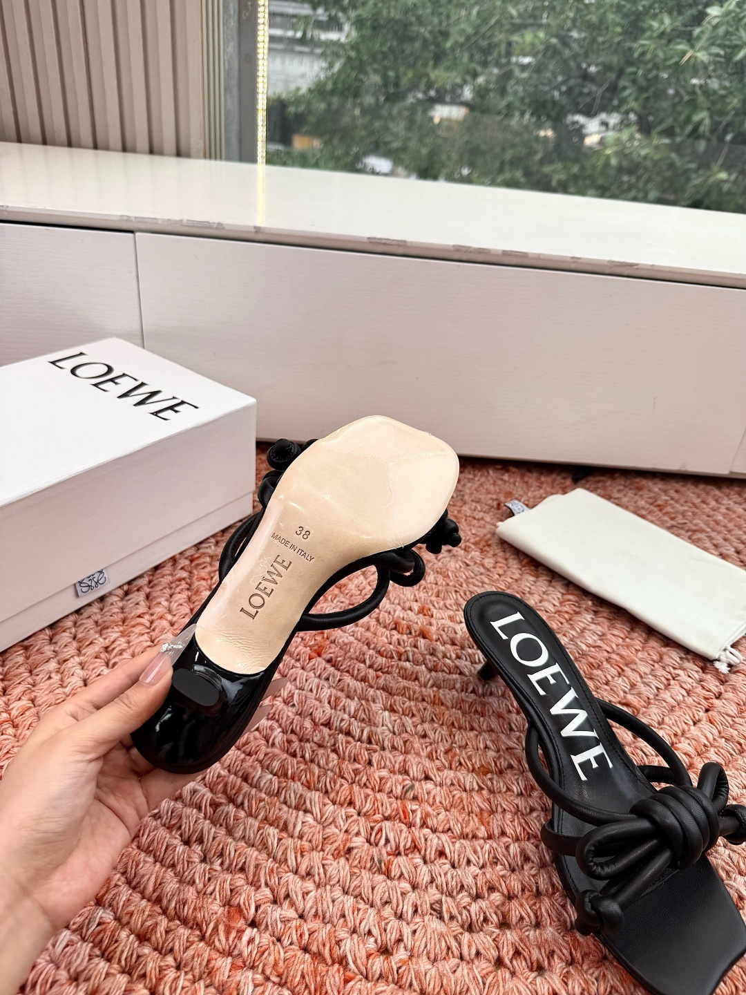 🌾G042顶级品质LOEWE 罗意威蝴蝶结复古感的拖鞋来啦！✔️饰以Anagram Pebble标志性元