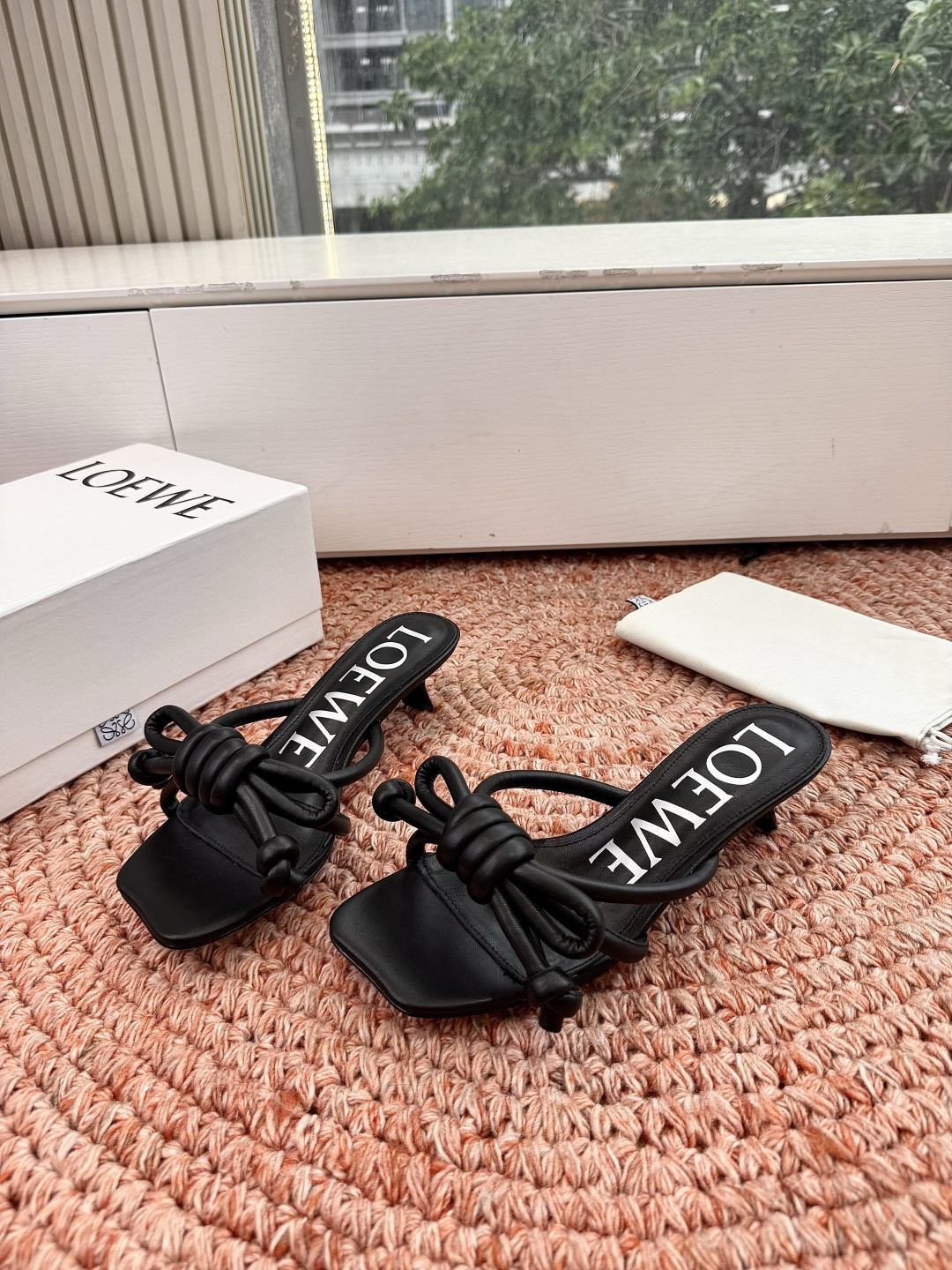 🌾G042顶级品质LOEWE 罗意威蝴蝶结复古感的拖鞋来啦！✔️饰以Anagram Pebble标志性元