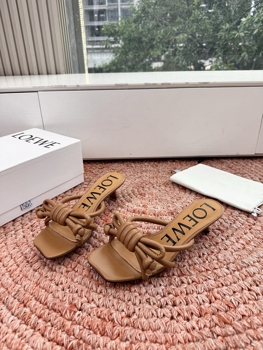 🌾G042顶级品质LOEWE 罗意威蝴蝶结复古感的拖鞋来啦！✔️饰以Anagram Pebble标志性元
