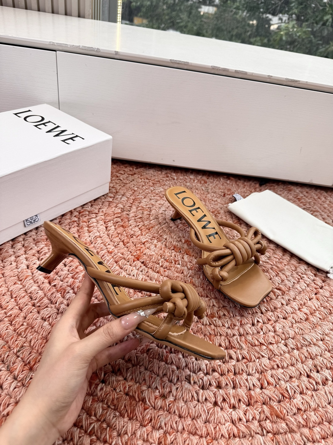 🌾G042顶级品质LOEWE 罗意威蝴蝶结复古感的拖鞋来啦！✔️饰以Anagram Pebble标志性元