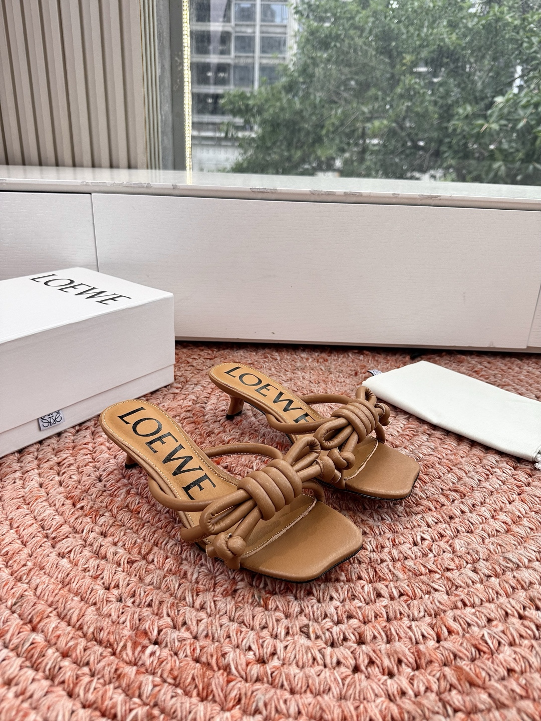 🌾G042顶级品质LOEWE 罗意威蝴蝶结复古感的拖鞋来啦！✔️饰以Anagram Pebble标志性元