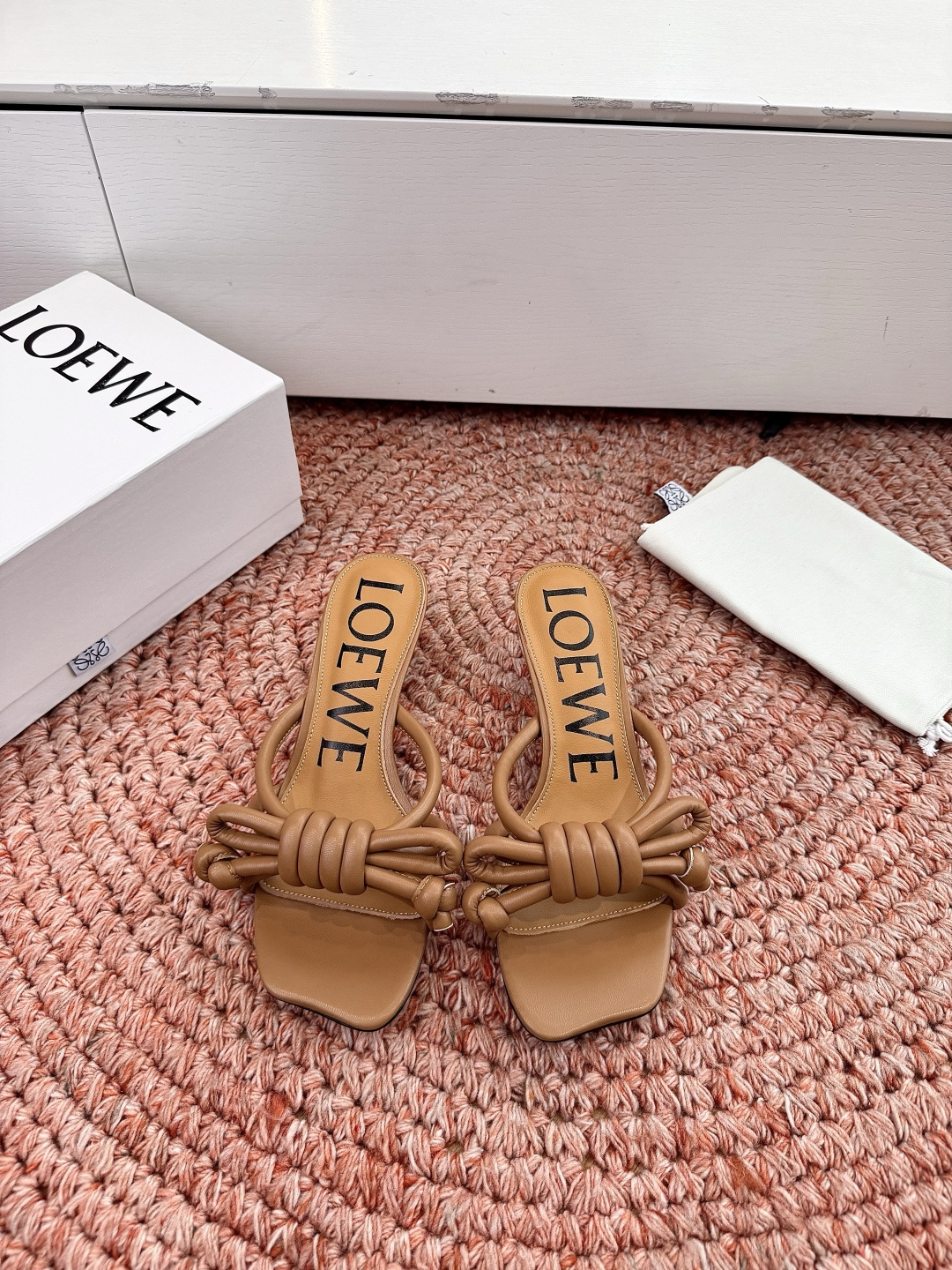 🌾G042顶级品质LOEWE 罗意威蝴蝶结复古感的拖鞋来啦！✔️饰以Anagram Pebble标志性元