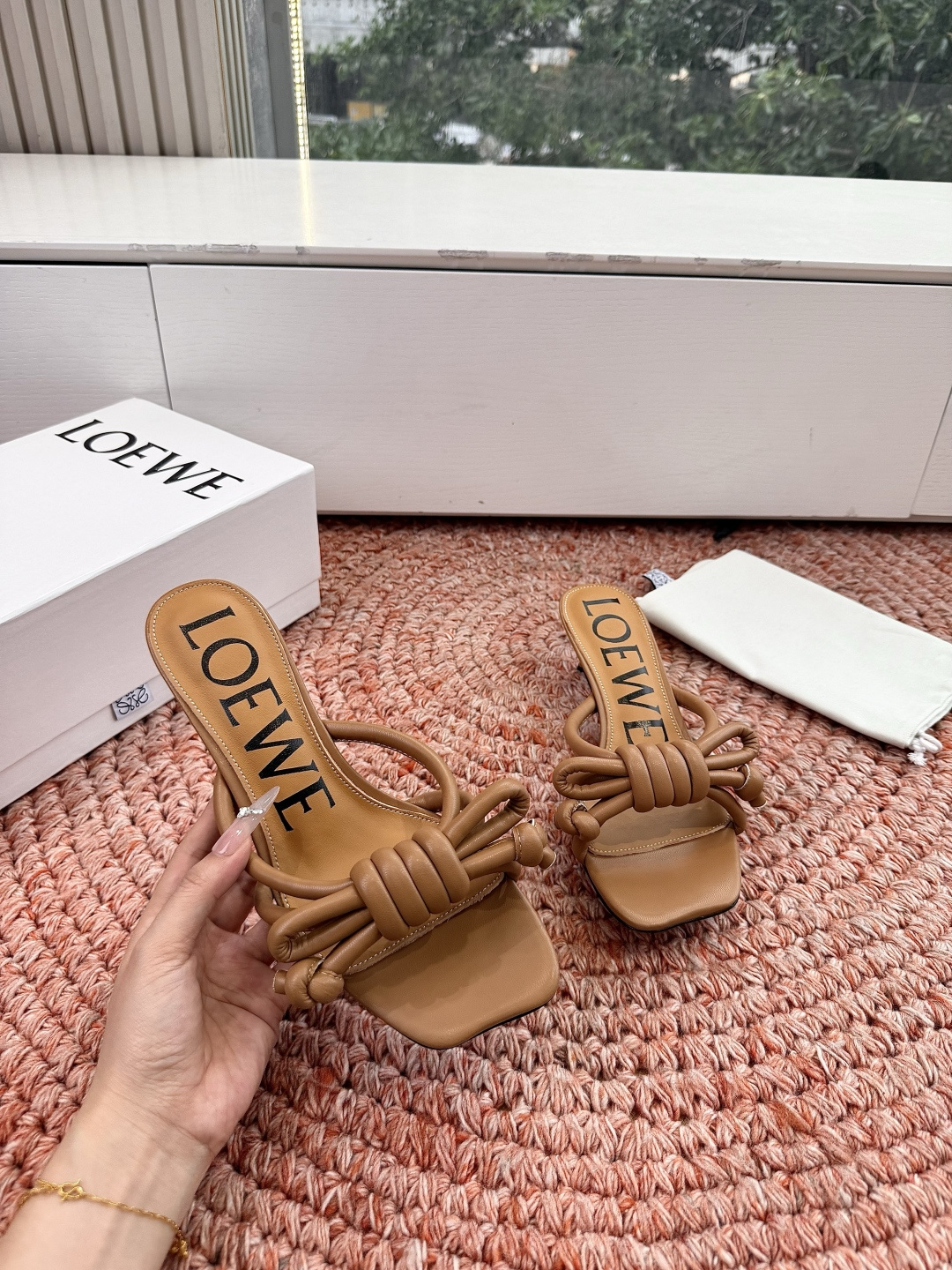 🌾G042顶级品质LOEWE 罗意威蝴蝶结复古感的拖鞋来啦！✔️饰以Anagram Pebble标志性元