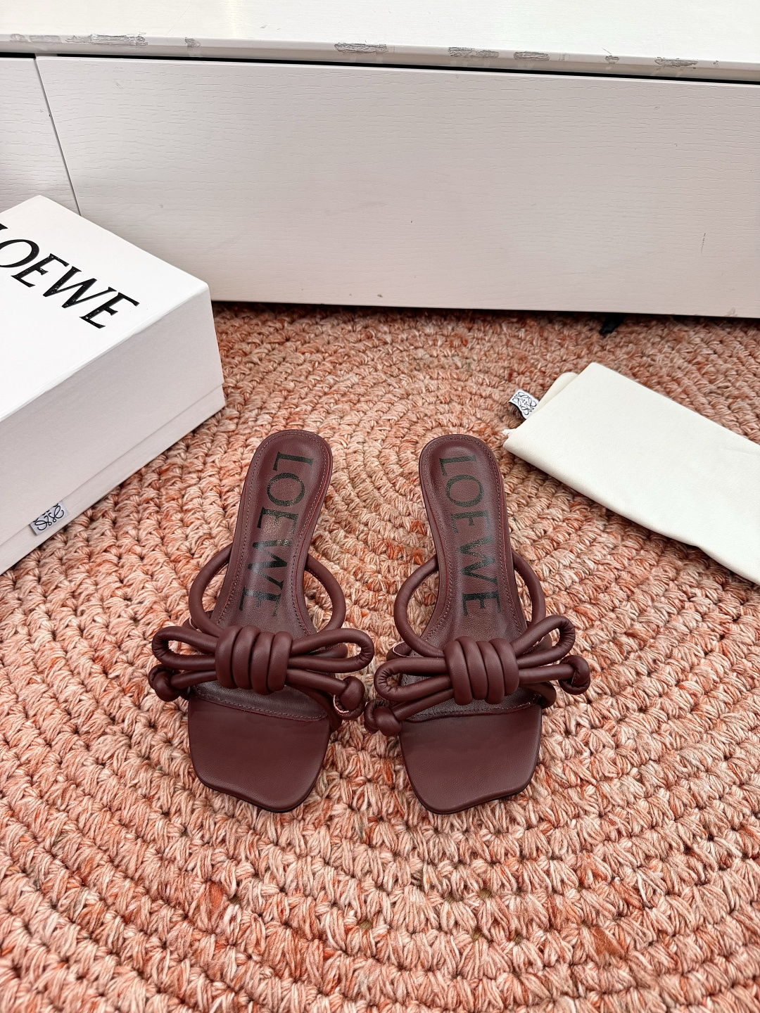 🌾G042顶级品质LOEWE 罗意威蝴蝶结复古感的拖鞋来啦！✔️饰以Anagram Pebble标志性元