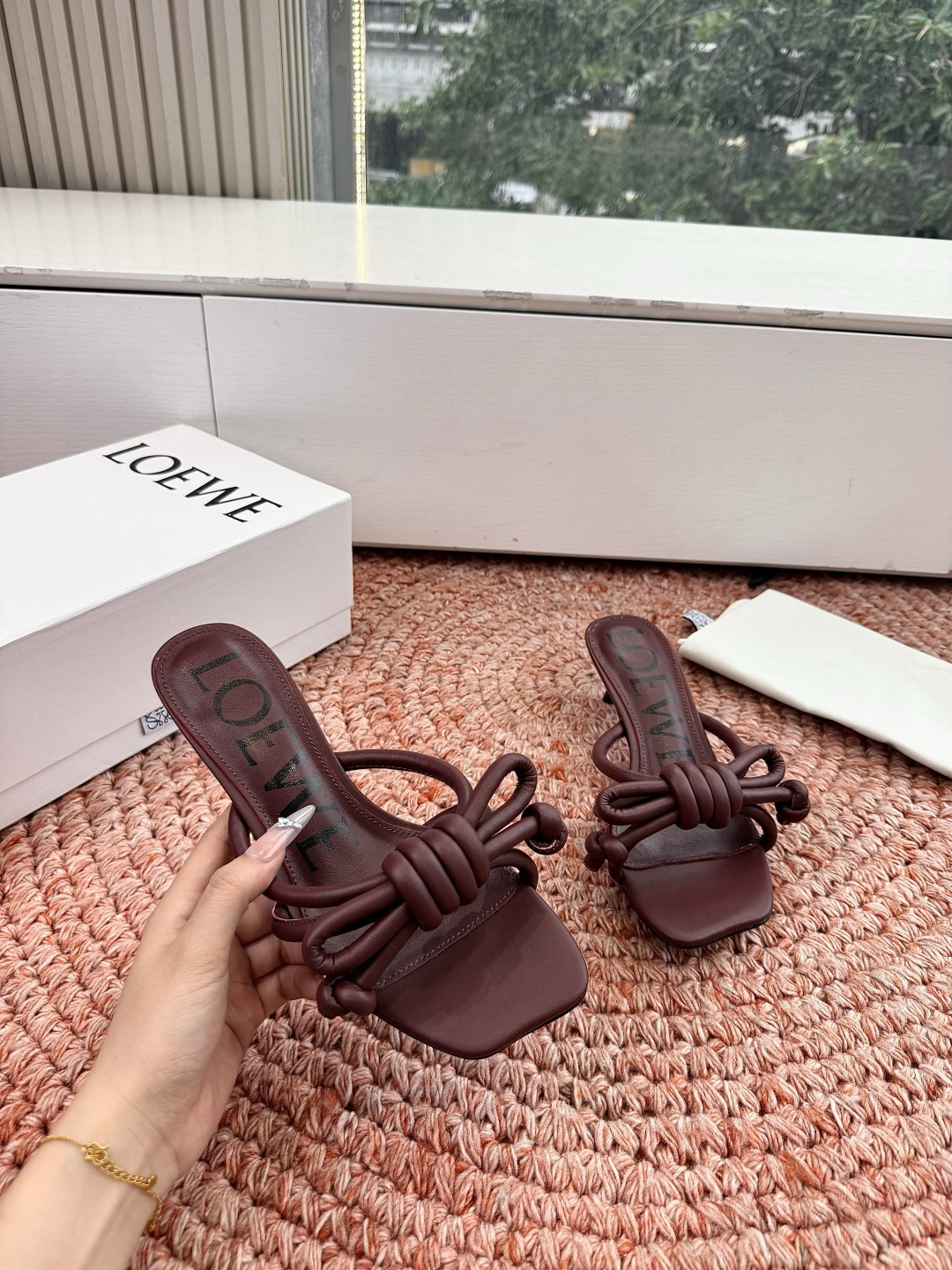 🌾G042顶级品质LOEWE 罗意威蝴蝶结复古感的拖鞋来啦！✔️饰以Anagram Pebble标志性元