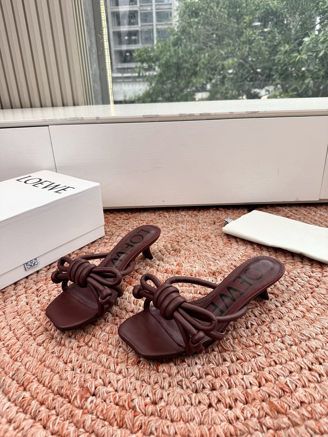 🌾G042顶级品质LOEWE 罗意威蝴蝶结复古感的拖鞋来啦！✔️饰以Anagram Pebble标志性元