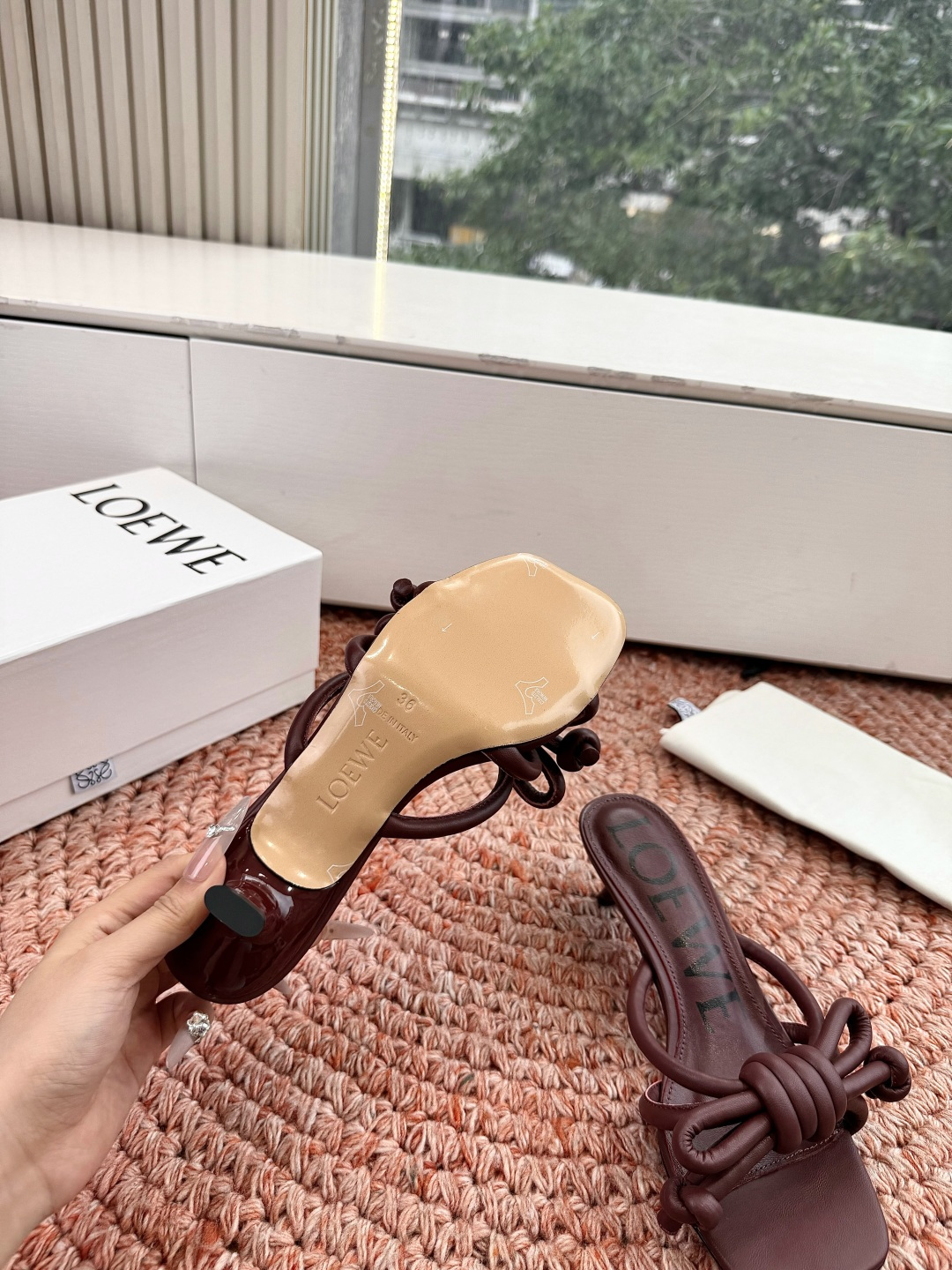 🌾G042顶级品质LOEWE 罗意威蝴蝶结复古感的拖鞋来啦！✔️饰以Anagram Pebble标志性元