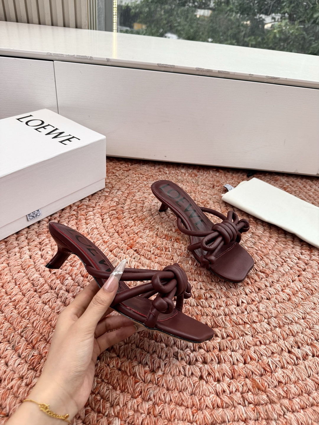 🌾G042顶级品质LOEWE 罗意威蝴蝶结复古感的拖鞋来啦！✔️饰以Anagram Pebble标志性元