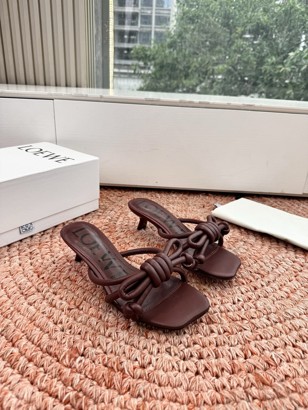 🌾G042顶级品质LOEWE 罗意威蝴蝶结复古感的拖鞋来啦！✔️饰以Anagram Pebble标志性元