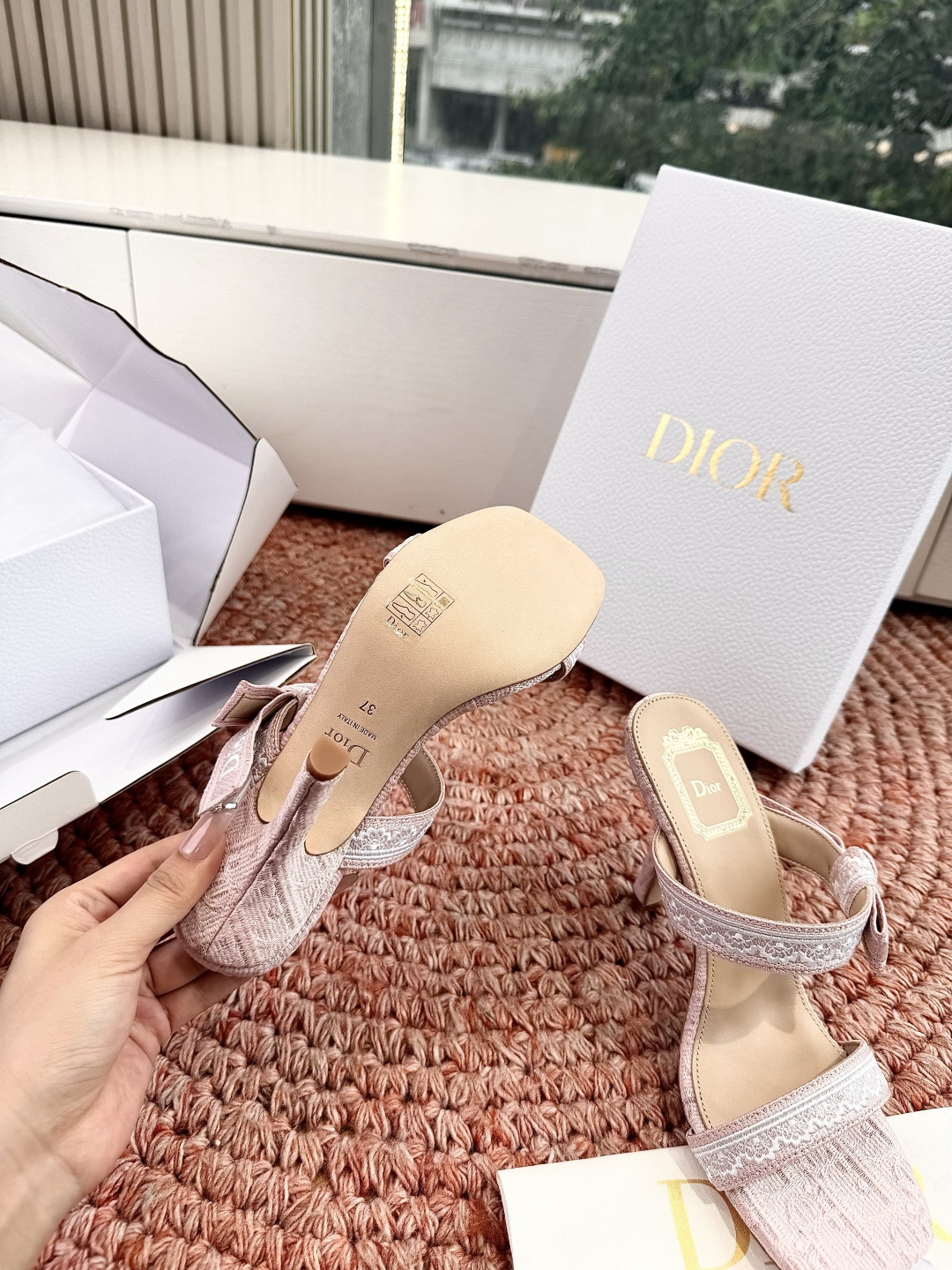 🌾G269顶级品质Dior/迪奥26WF早春新蝴蝶结刺绣高跟拖鞋凉鞋标志性金属D字扣缀于鞋头侧畔哑光鎏金