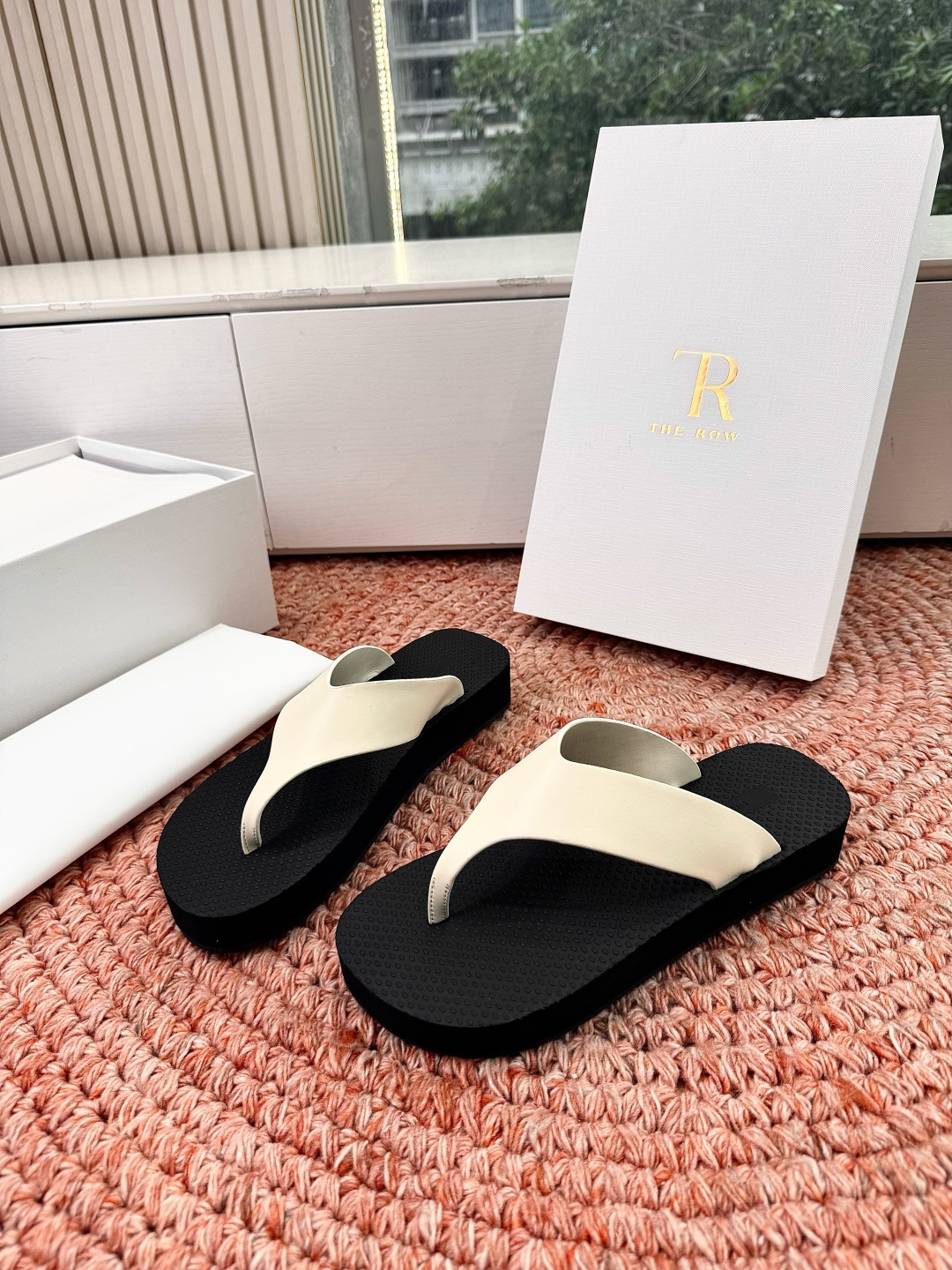 🌾所见即所得G038代购级别the ro*夹脚沙滩拖鞋一定要收了它 有一丢高级又简约的感觉其实除了好看以