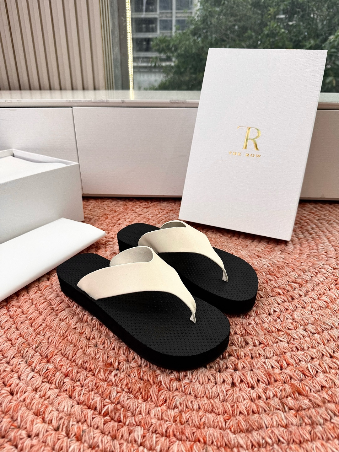 🌾所见即所得G038代购级别the ro*夹脚沙滩拖鞋一定要收了它 有一丢高级又简约的感觉其实除了好看以