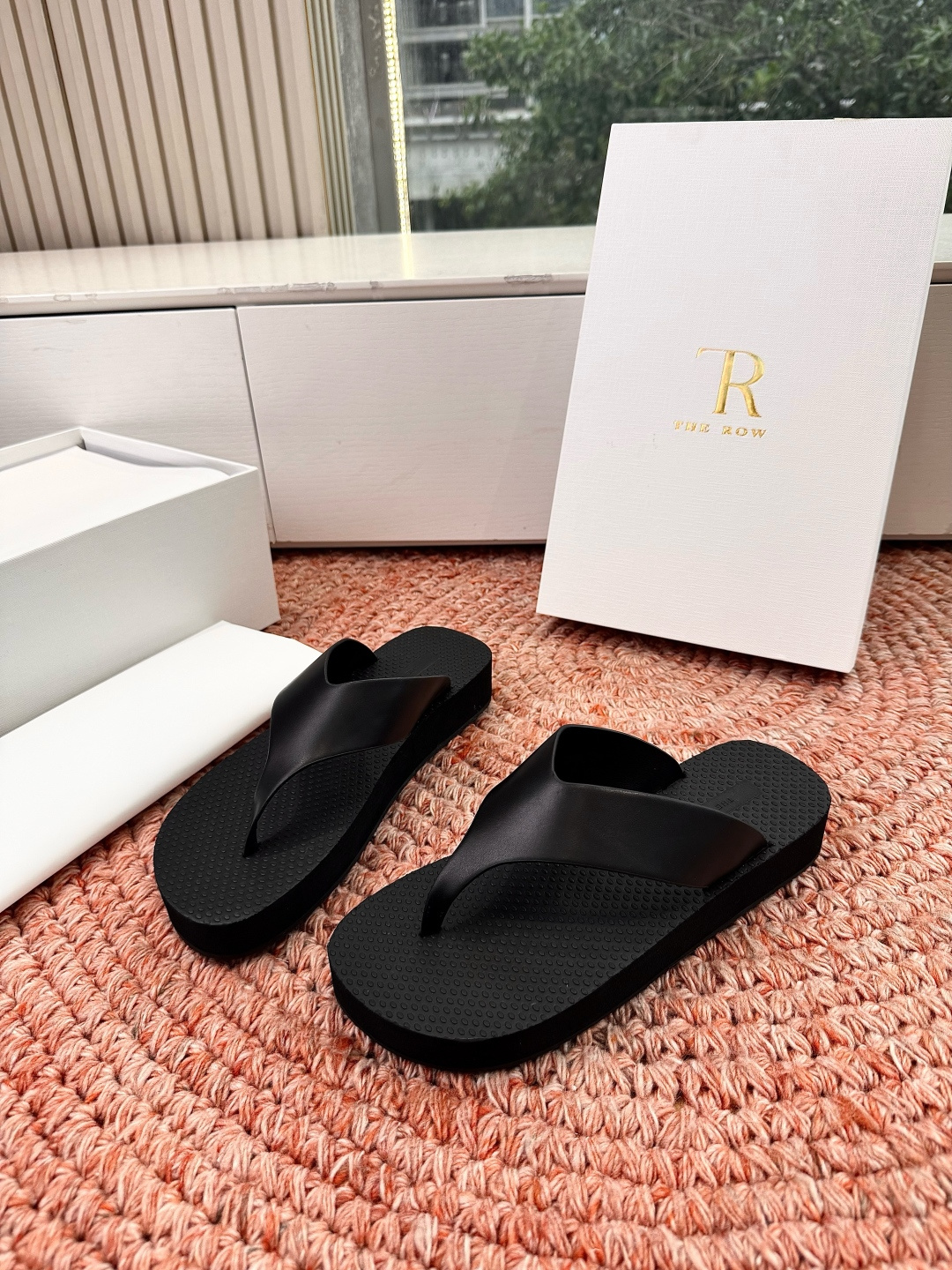 🌾所见即所得G038代购级别the ro*夹脚沙滩拖鞋一定要收了它 有一丢高级又简约的感觉其实除了好看以