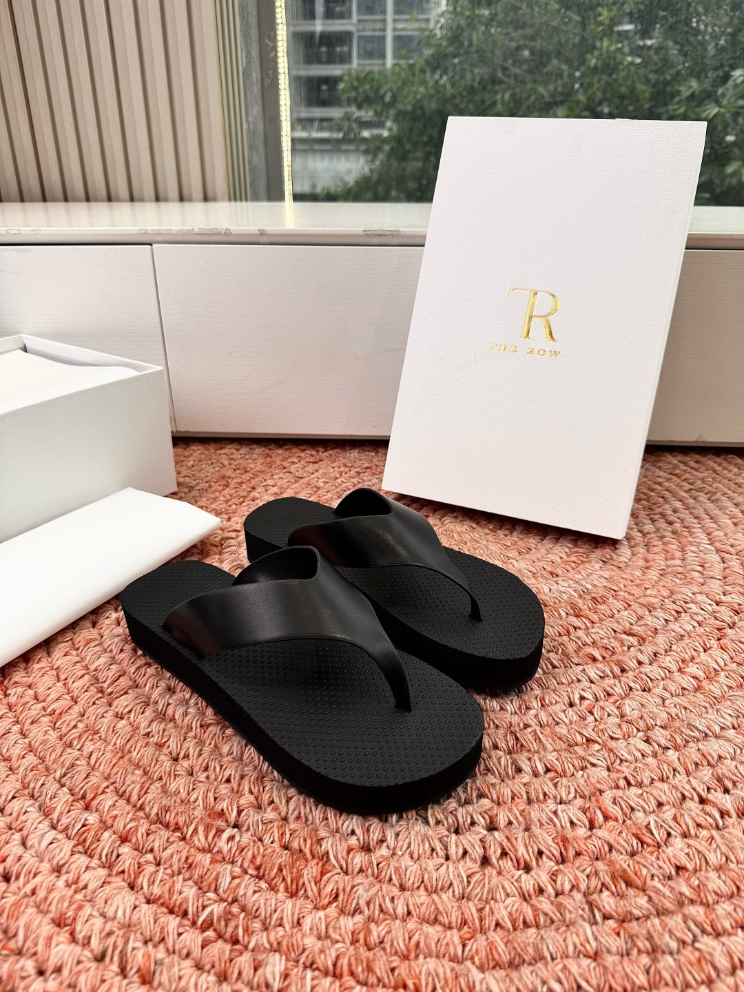 🌾所见即所得G038代购级别the ro*夹脚沙滩拖鞋一定要收了它 有一丢高级又简约的感觉其实除了好看以