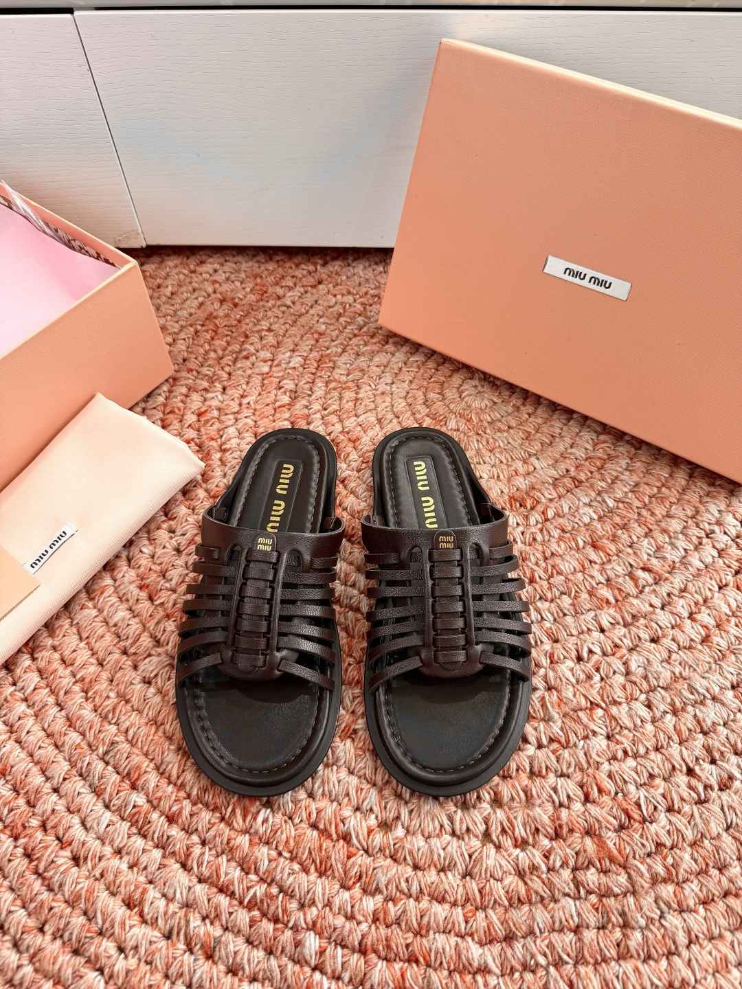 NO:786327,Purchasing-grade exclusive new Miu Miu 2026 cowhide semi-slippers developed by ZP. Handmade sheepskin braided twist rhombus flat slippers, instant sale of the market version. Miu is really too girly. The lambskin is super soft and waxy. If you like it, you can rush it!  The upper is made of sheepskin and the sole is genuine leather. The size is 35-39 (40.41 is custom-made and is non-returnable and non-exchangeable). Slippers, miumiu, slippers, cowhide, sheepskin19860909代购级独家上新Miu Miu2026牛皮半拖Zp开发 手工羊皮编织麻花菱格平底拖鞋秒杀市面版本Miu真的太少女奶呼呼的 小羊皮超级软糯 喜欢可以冲了！ 鞋面对版羊皮 鞋底真皮 码数35-39（40.41定做不退不换）,拖鞋,miumiu,slippers,cowhide,sheepskin,Women's Shoes