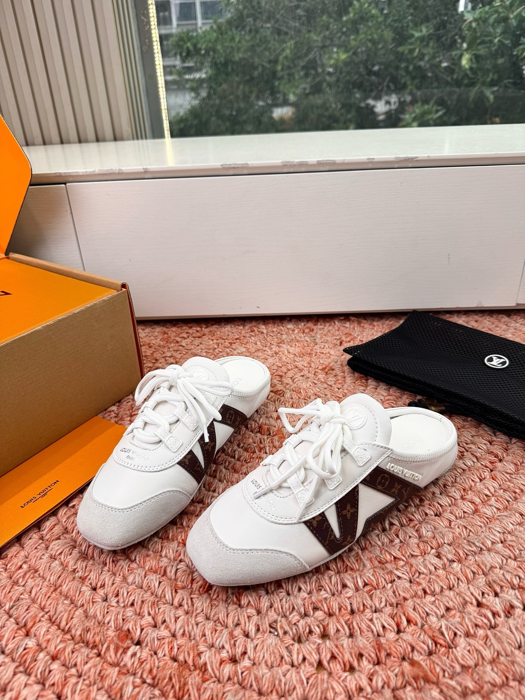 🌾G000所见即所得2026年春夏秀场上推出的 LV Footprint Soccer 芭蕾运动鞋是 P