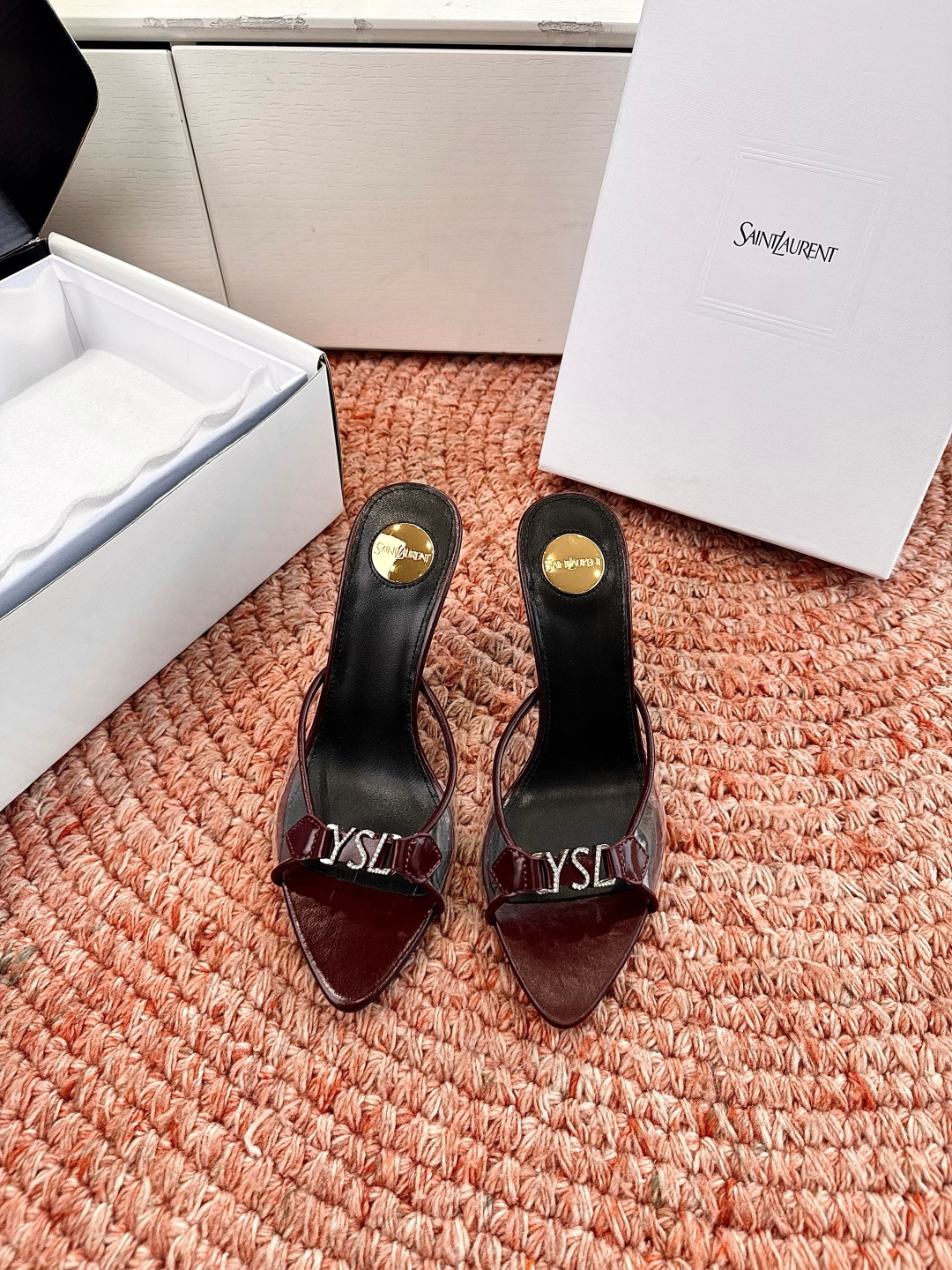 NO:785237,G288Saint Lauren*26SS new spring and summer pointed toe stiletto sandals are summer high-heeled models with a cool and elegant feel. This pair directly brings French sex appeal and high-end texture!  The design perfectly captures the aesthetic point of fashion stars. It is embellished with iconic brand elements and has low-key recognition. The pointed-toe shoe shape is matched with a thin strap design, which can not only lengthen the leg line, but also has an effortless and lazy sexiness. Whether it is paired with a commuting outfit or a date skirt, it can easily create a beautiful and sassy atmosphere.  It can be called an all-rounder in matching scenarios. Pair it with suit pants or skirts for daily commuting, which is neat and stylish; pair it with a dress or wide-leg pants for a date, which instantly enhances sophistication and femininity. Upper butter leather/film Lining sheepskin Outsole Italian genuine leather outsole size 35-40 (customized size 40.41 is non-refundable) Heel height 8cm, high heels and slippers, saint laurent, high heels, slippers, skirts, business  suit,sheepskin,leather soles19860909G288Saint Lauren*26SS春夏新款尖头细跟凉拖 自带冷艳贵气感的夏日高跟款,这双直接把法式性感和高级质感拉满！设计上完美踩中了时髦星人的审美点,标志性的品牌元素点缀,自带低调的辨识度,尖头鞋型搭配细带设计,既能拉长腿部线条,又自带毫不费力的慵懒性感,不管是搭配通勤装还是约会裙装,都能轻松穿出又美又飒的氛围感. 搭配场景堪称万能选手,日常通勤搭配西装裤或半身裙,利落又有气场；约会搭配连衣裙或阔腿裤,瞬间提升精致度与女人味. 鞋面牛油皮/胶片 内里羊皮 大底意大利真皮大底 size35-40码（40.41码定制不退换） 跟高8cm,高跟鞋拖鞋,saint laurent,high heels,slippers,skirts,business suit,sheepskin,Leather soles,Women's Shoes