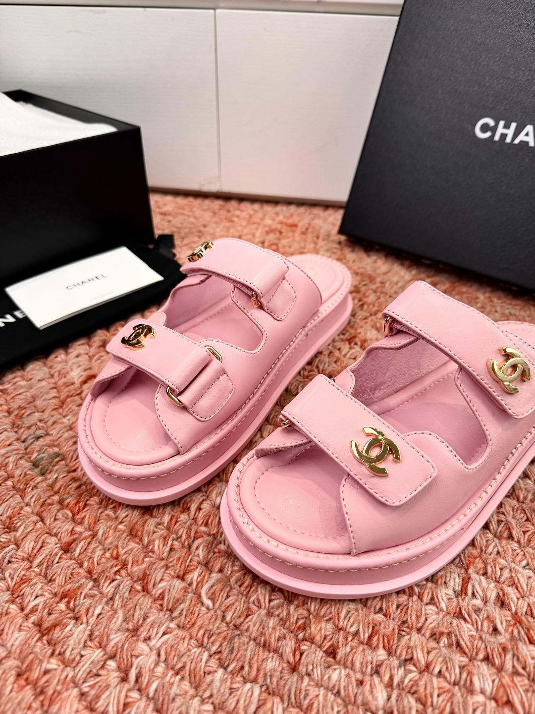 🌾G273顶级Chanel 2026ss小香沙滩凉鞋 顶级专柜品质 每年必入的经典款之一！最新出双C金属