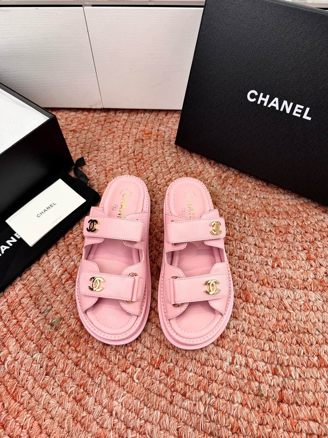 🌾G273顶级Chanel 2026ss小香沙滩凉鞋 顶级专柜品质 每年必入的经典款之一！最新出双C金属