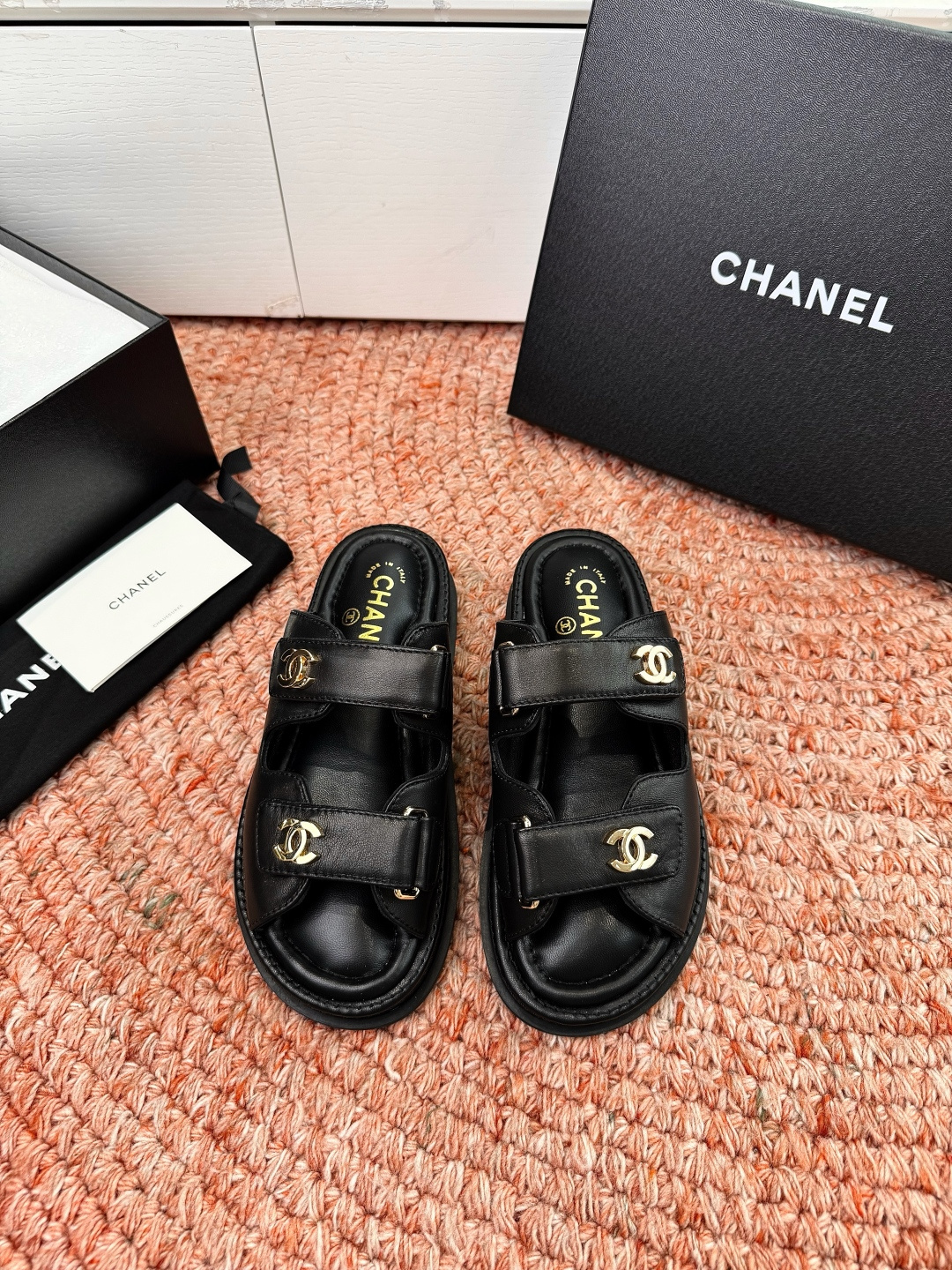 🌾G273顶级Chanel 2026ss小香沙滩凉鞋 顶级专柜品质 每年必入的经典款之一！最新出双C金属