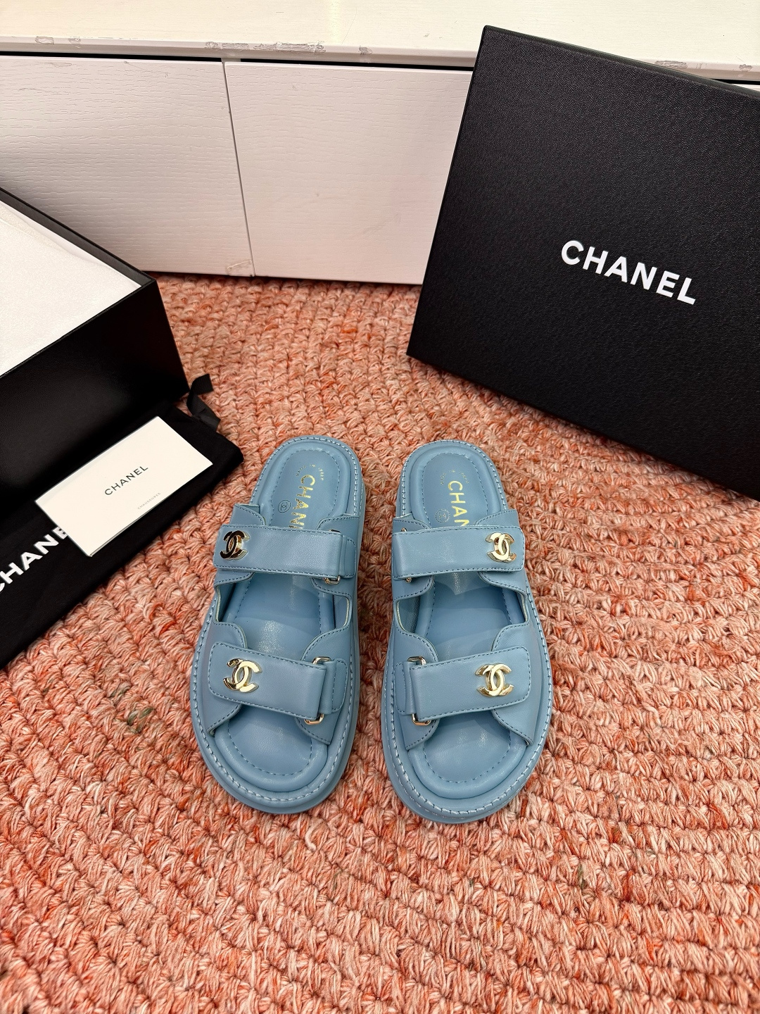 🌾G273顶级Chanel 2026ss小香沙滩凉鞋 顶级专柜品质 每年必入的经典款之一！最新出双C金属