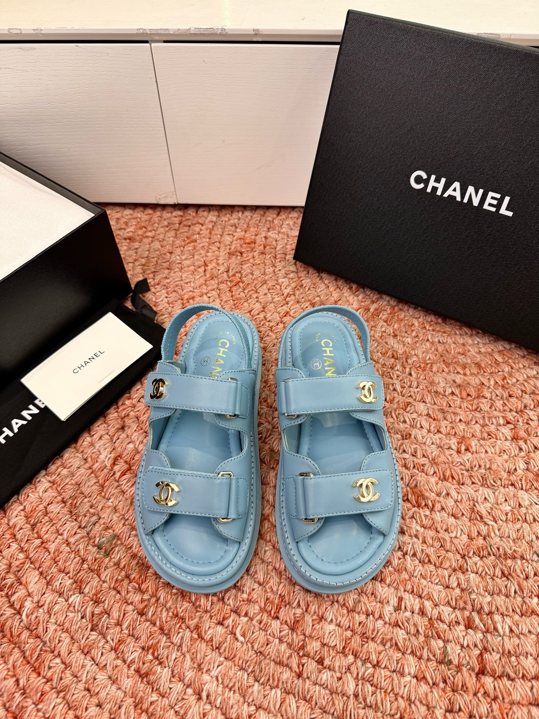 🌾G273顶级Chanel 2026ss小香沙滩凉鞋 顶级专柜品质 每年必入的经典款之一！最新出双C金属