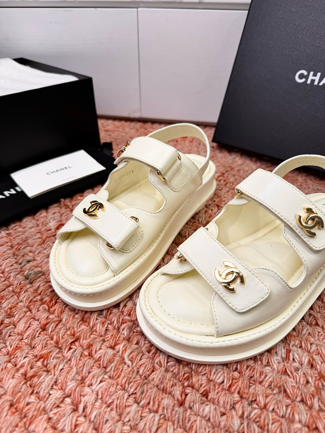 🌾G273顶级Chanel 2026ss小香沙滩凉鞋 顶级专柜品质 每年必入的经典款之一！最新出双C金属