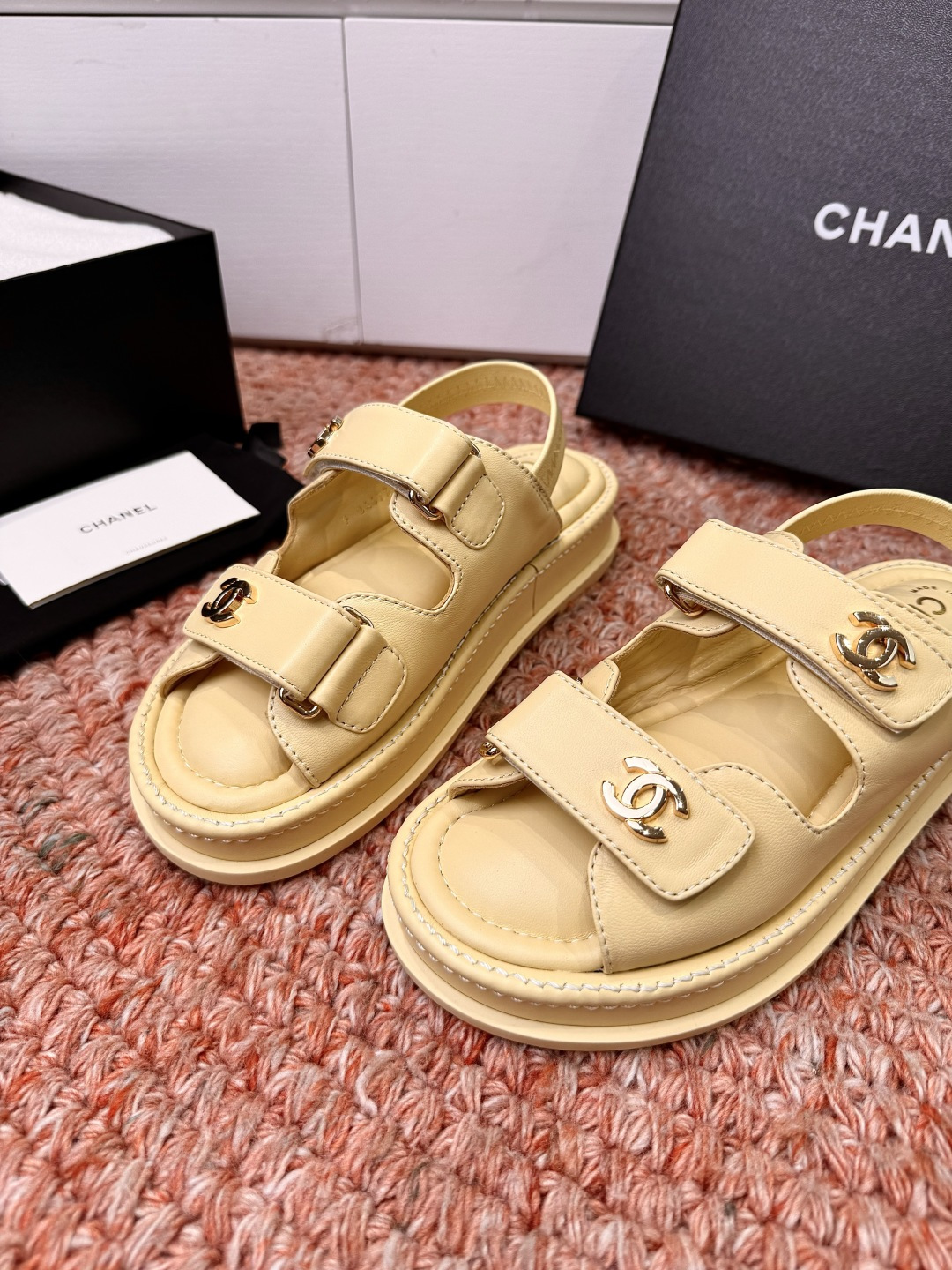 🌾G273顶级Chanel 2026ss小香沙滩凉鞋 顶级专柜品质 每年必入的经典款之一！最新出双C金属