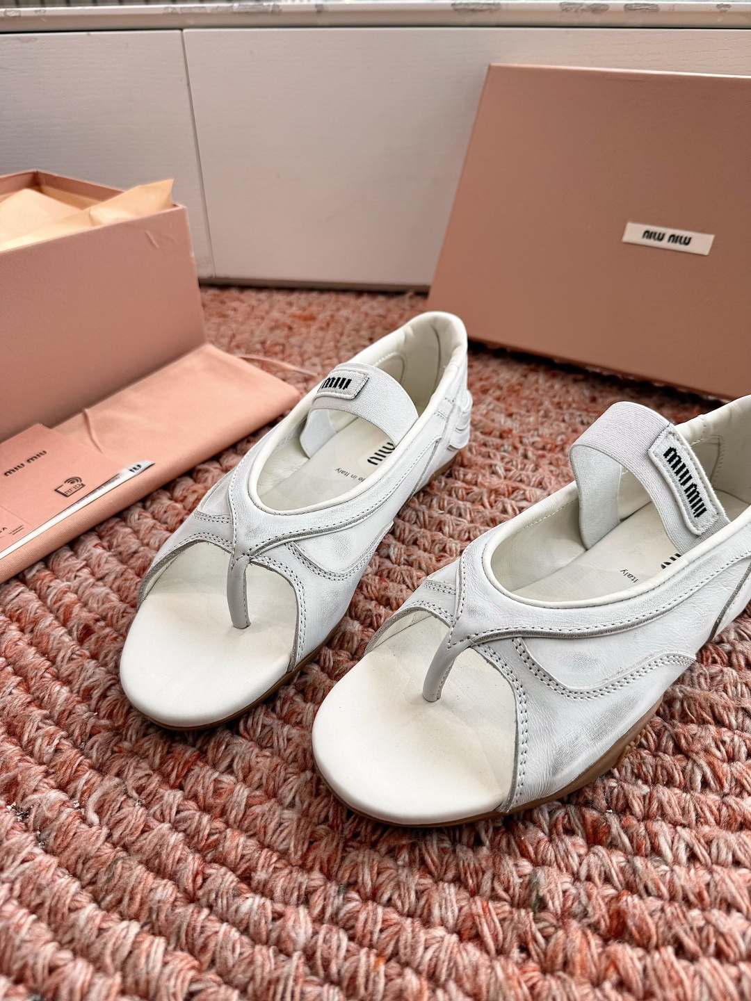 🌾G261新色Miu Miu夏日穿搭，时尚活力来袭🎈宝子们🥰，这套Miu Miu夏季夹脚凉鞋简约大气又不