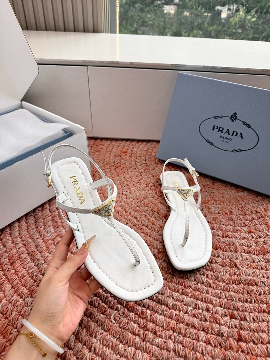 🌾G887[微笑]2026新款 💙Prada 普拉达夹脚复古老钱风单鞋/凉鞋未来科技感满满 时尚界久违的