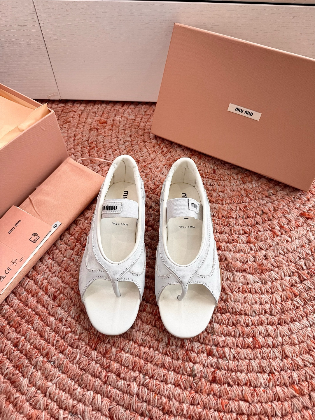 🌾G261新色Miu Miu夏日穿搭，时尚活力来袭🎈宝子们🥰，这套Miu Miu夏季夹脚凉鞋简约大气又不