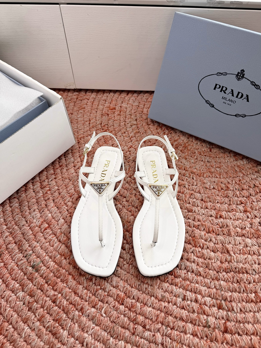🌾G887[微笑]2026新款 💙Prada 普拉达夹脚复古老钱风单鞋/凉鞋未来科技感满满 时尚界久违的