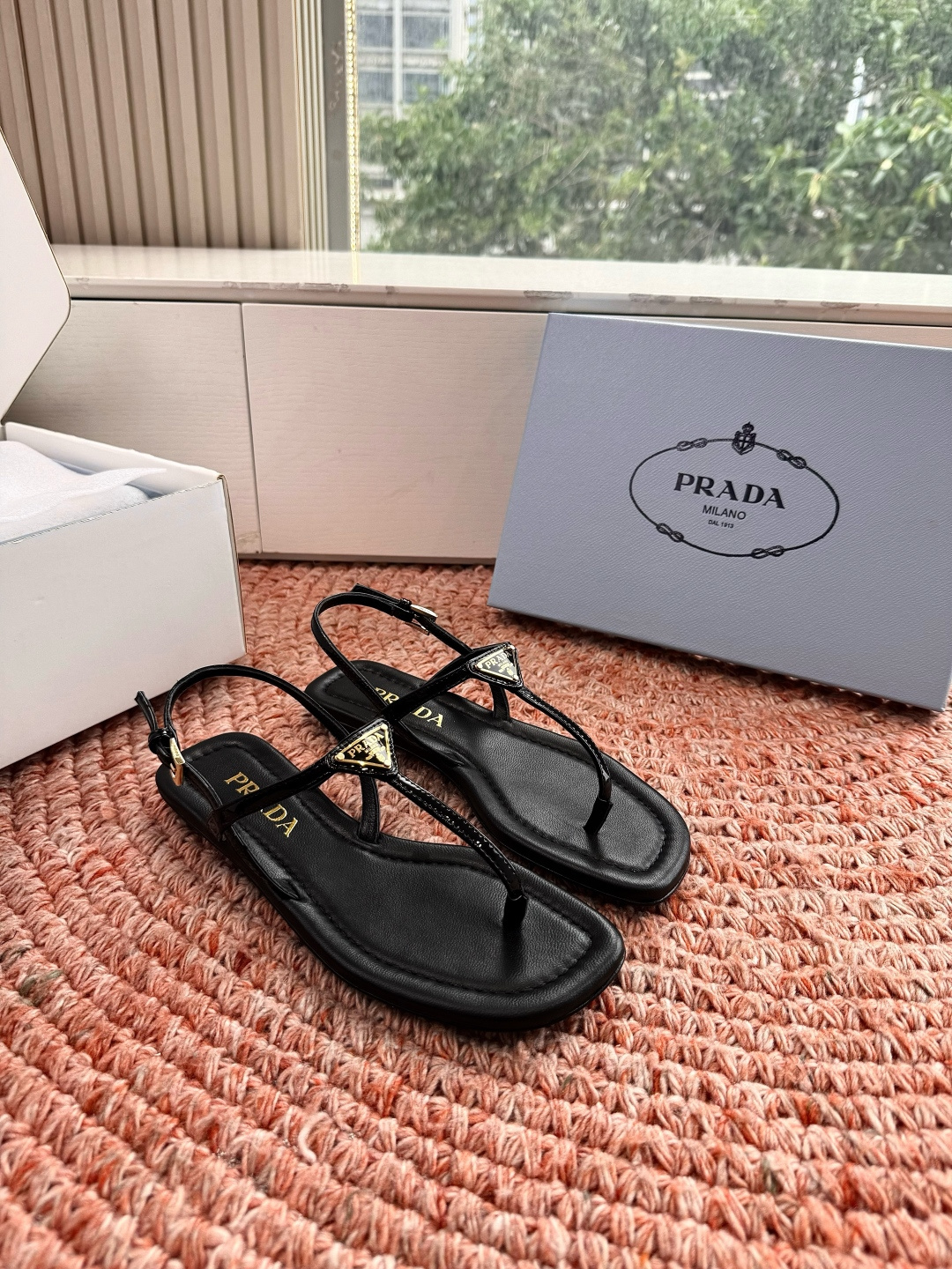 🌾G887[微笑]2026新款 💙Prada 普拉达夹脚复古老钱风单鞋/凉鞋未来科技感满满 时尚界久违的