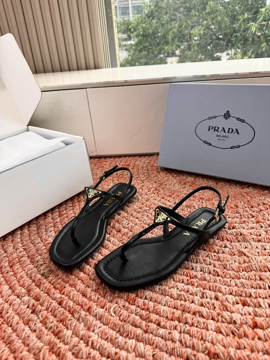 🌾G887[微笑]2026新款 💙Prada 普拉达夹脚复古老钱风单鞋/凉鞋未来科技感满满 时尚界久违的