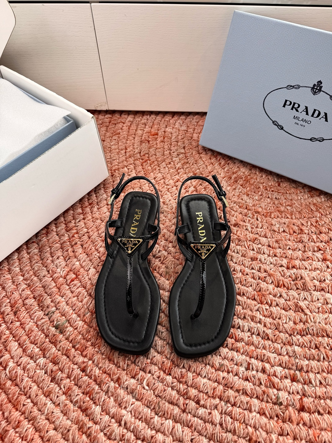 🌾G887[微笑]2026新款 💙Prada 普拉达夹脚复古老钱风单鞋/凉鞋未来科技感满满 时尚界久违的