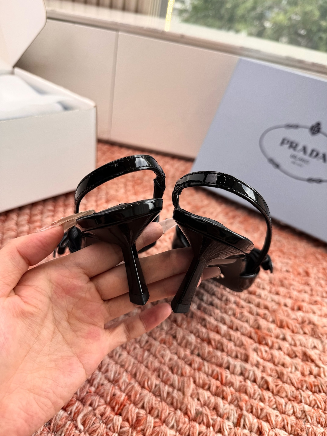 🌾G887[微笑]2026新款 💙Prada 普拉达走秀款尖头镂空高跟鞋 复古老钱风单鞋/凉鞋未来科技感