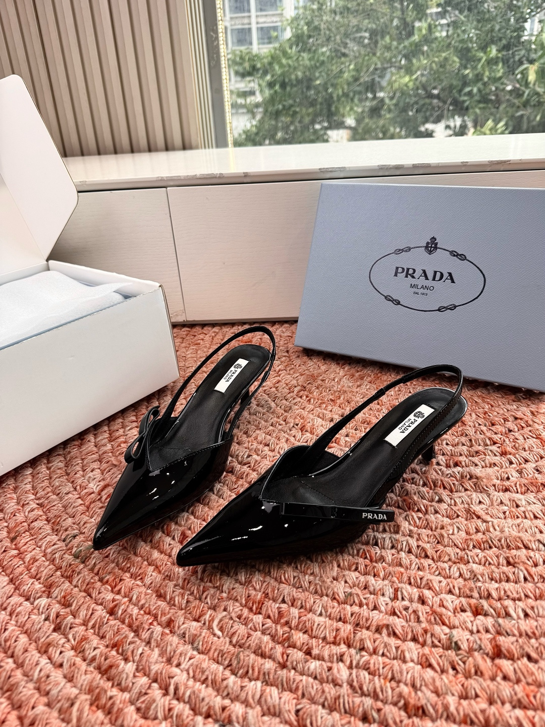 🌾G887[微笑]2026新款 💙Prada 普拉达走秀款尖头镂空高跟鞋 复古老钱风单鞋/凉鞋未来科技感