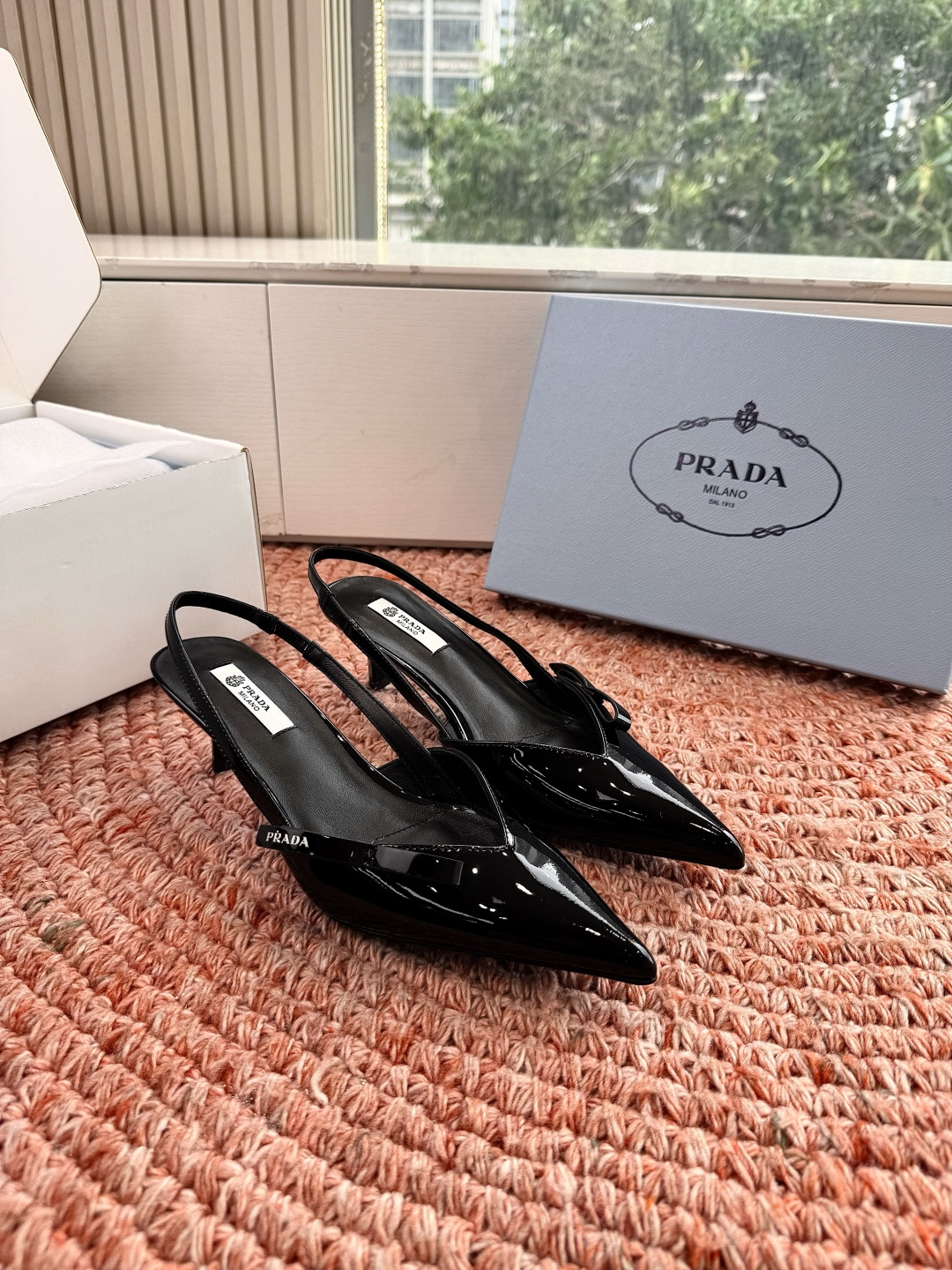 🌾G887[微笑]2026新款 💙Prada 普拉达走秀款尖头镂空高跟鞋 复古老钱风单鞋/凉鞋未来科技感