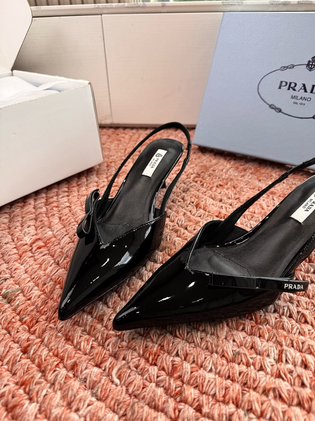 🌾G887[微笑]2026新款 💙Prada 普拉达走秀款尖头镂空高跟鞋 复古老钱风单鞋/凉鞋未来科技感
