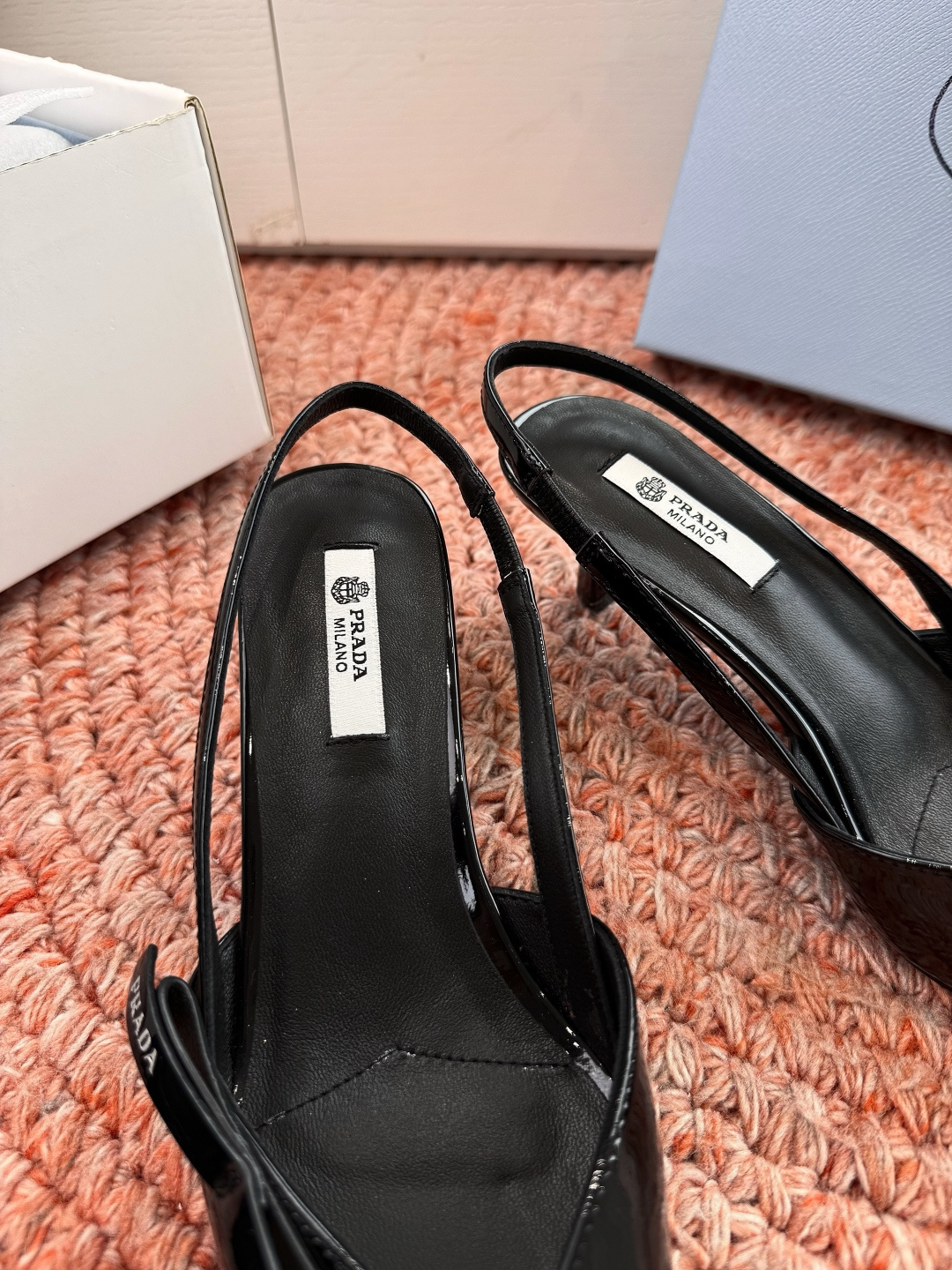 🌾G887[微笑]2026新款 💙Prada 普拉达走秀款尖头镂空高跟鞋 复古老钱风单鞋/凉鞋未来科技感