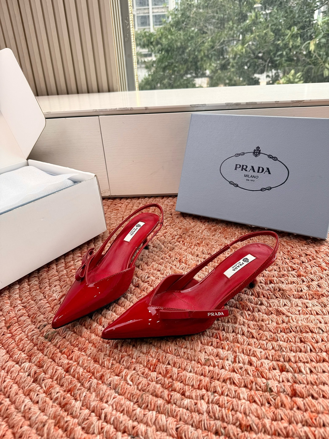🌾G887[微笑]2026新款 💙Prada 普拉达走秀款尖头镂空高跟鞋 复古老钱风单鞋/凉鞋未来科技感