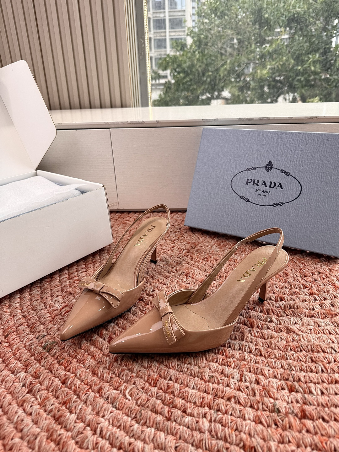 🌾G887[微笑]2026新款 💙Prada 普拉达走秀款尖头镂空高跟鞋 复古老钱风单鞋/凉鞋未来科技感